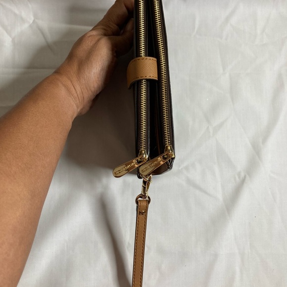 🔥🔥🔥Price Drop $45 MICHAEL KORS
Adele Logo Smartphone Wallet: Brown 🔥🔥🔥 - Picture 5 of 11